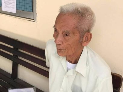 Bố ông Nén đến tòa nộp đơn đề nghị tuyên bố con mình bị tâm thần