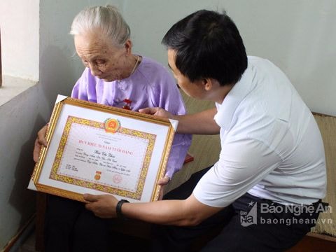 Trao tặng Huy hiệu Đảng cho 13 đảng viên