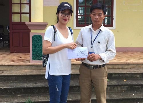 MC Ốc Thanh Vân trao quà từ thiện cho hộ nghèo tại Nghĩa Đàn