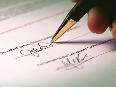 Vợ giả chữ ký lãnh đạo, chồng bị khai trừ ra khỏi Đảng