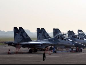 Tiêm kích Su-30 đọ tài không chiến với F-16 trên bầu trời Indonesia
