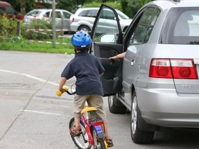 Những quy tắc an toàn khi mở cửa xe ô tô