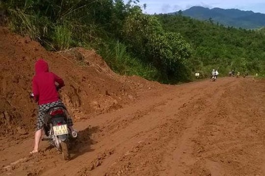 Ô tô, xe máy 'trượt patin' trên đường vùng cao