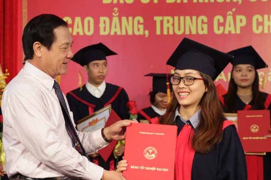 Trao bằng tốt nghiệp cho 169 bác sỹ đầu tiên của Trường Đại học Y khoa Vinh