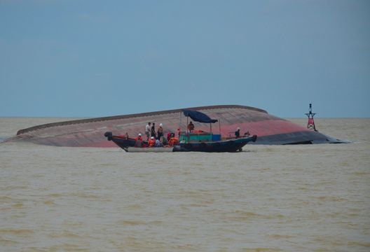 Sắp trục vớt tàu VTB 26 bị chìm ở Nghệ An