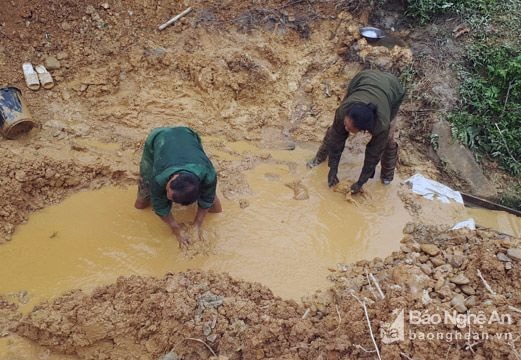 Khai thác vàng trái phép cạnh Quốc lộ 48