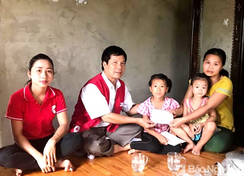 Thăm hỏi bệnh nhân người dân tộc thiểu số mắc bệnh hiểm nghèo