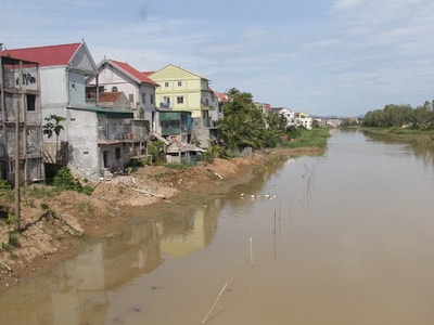 Loay hoay tìm hướng giải quyết lấn chiếm lòng kênh Vách Bắc