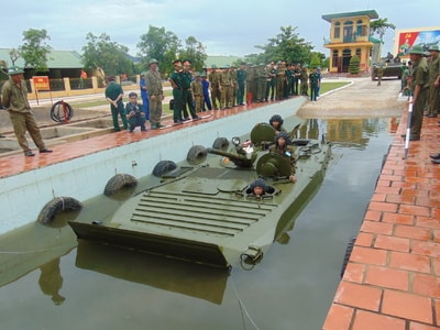 Các chiến sỹ Lữ đoàn Xe tăng 215 đua tài tại hội thi kỹ thuật