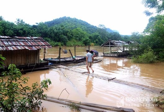 Chèo thuyền, ngược sông Lam hàng trăm km lập bản