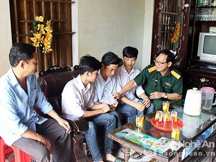 Báo Quân đội Nhân dân trao quà cho 'Ba anh em sinh 3 cùng đậu vào trường đại học quân sự'