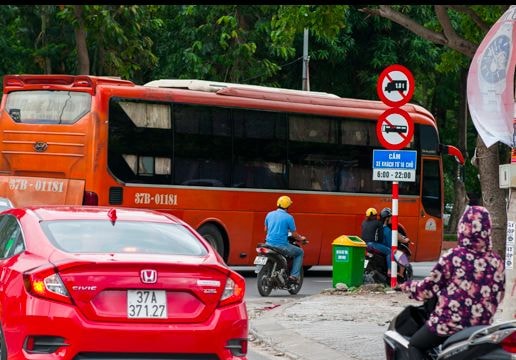 Bỏ qua biển báo, nhiều phương tiện ngang nhiên vào đường cấm