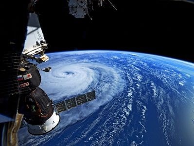Phi hành gia ISS chụp ảnh siêu bão càn quét đại dương