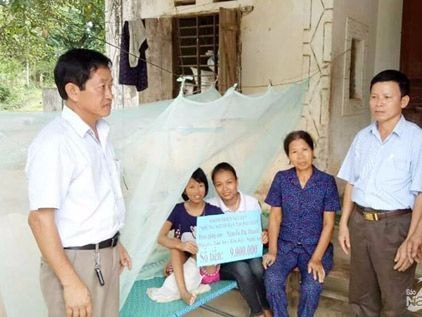 Trao quà cho 'Thiếu nữ mắc bệnh lạ nở hoa' ở Tân Kỳ