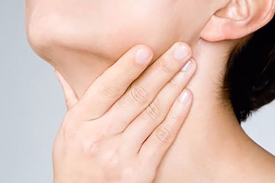 11 dấu hiệu cảnh báo bạn gặp vấn đề về tuyến giáp