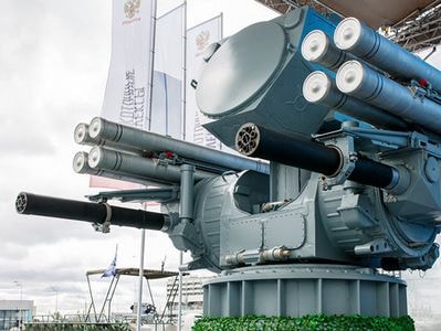 Tổ hợp tên lửa như robot bảo vệ tàu chiến Nga