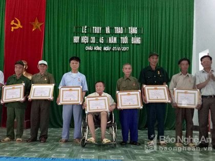 Xã Châu Hồng (Quỳ Hợp) trao tặng Huy hiệu Đảng cho 10 đảng viên