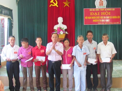 Nghĩa Đàn: Trao quà 11 nạn nhân chất độc da cam