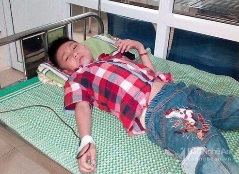 Bố mẹ nghèo bất lực khi con bị ung thư máu