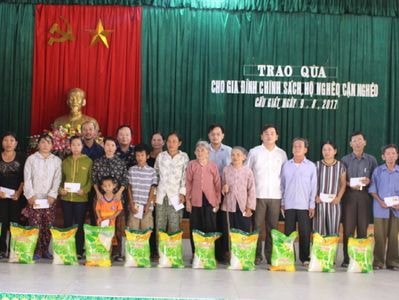 Quỳnh Lưu trao 50 suất quà cho gia đình chính sách, hộ nghèo