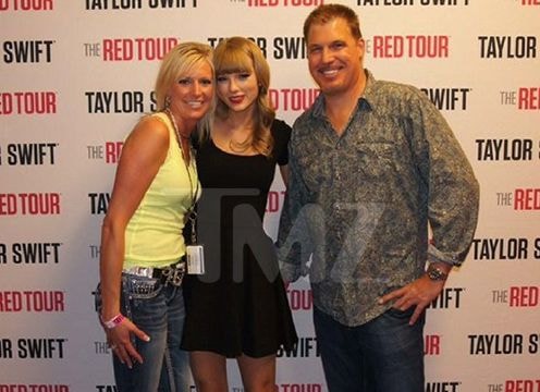 Taylor Swift ra tòa kiện người dẫn chương trình sàm sỡ cô