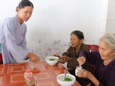 Trao 100 bát cháo tình thương cho bệnh nhân nghèo ở Đô Lương