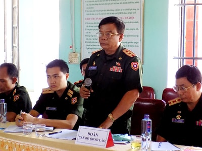 Đoàn cán bộ Trường Hạ sỹ quan số 2 Viêng Xay (Lào) làm việc tại Quỳ Hợp