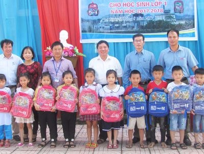 Trao 2.200 suất quà cho học sinh trước năm học mới