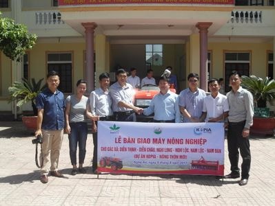 Hàn Quốc tài trợ máy làm đất trồng lạc cho nông dân Nghệ An
