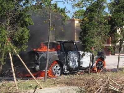 Xe bán tải bốc cháy ngùn ngụt khi đang đỗ bên đường