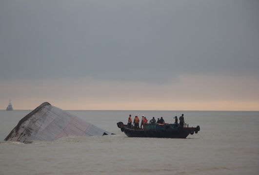 Bắt đầu trục vớt tàu VTB 26, tìm hai thuyền viên còn mất tích