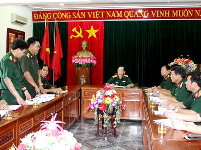 Sư đoàn 4 Quân đội nhân dân Lào thăm và làm việc tại Quân khu 4