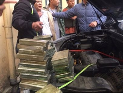 Bắt 40 bánh heroin giấu trong nắp capô ô tô