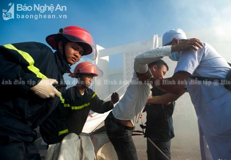 Diễn tập giải cứu con tin khỏi kẻ khủng bố