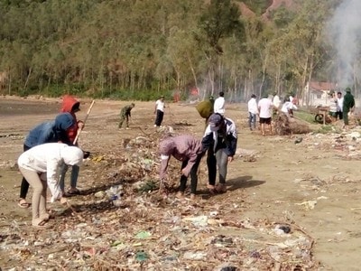Đồn Biên phòng Quỳnh Thuận làm sạch bãi biển
