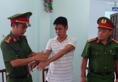 Trạm trưởng trạm quản lý rừng bị bắt do để cây quý bị chặt hạ