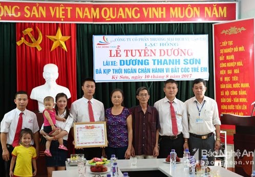 Thưởng nóng tài xế giải cứu 2 bé gái khỏi tay buôn người ở Nghệ An