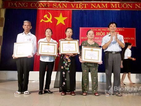 TX Thái Hòa: trao Huy hiệu tuổi đảng cho 11 đảng viên