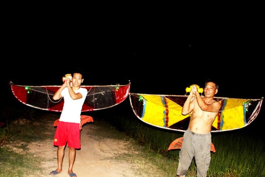 Độc đáo thú thả diều đêm ở Nghệ An