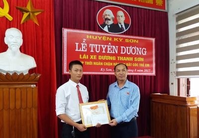 Huyện Kỳ Sơn khen thưởng tài xế mưu trí giải cứu 2 bé gái