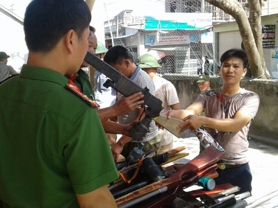 Người dân Diễn Châu giao nộp 249 vũ khí các loại