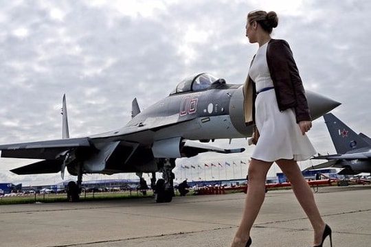 Nga tuyển chân dài làm phi công chiến đấu