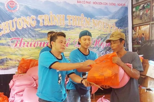 Trao quà cho 112 hộ nghèo tộc người Đan Lai ở Con Cuông