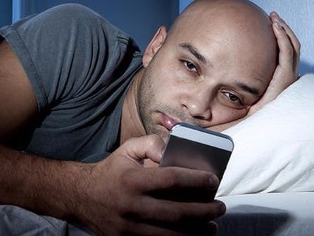 Đàn ông ngủ ít hơn 6 tiếng/đêm dễ bị giảm khả năng thụ thai