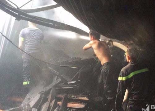 Xưởng gỗ hơn 1.000 mét vuông cháy rụi lúc rạng sáng