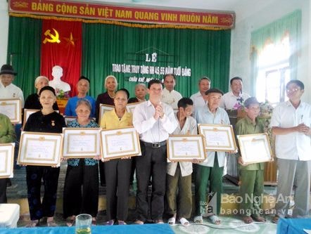 Xã Châu Khê (Con Cuông) trao tặng Huy hiệu Đảng cho 21 đảng viên