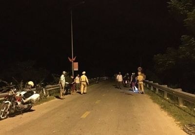 Đi xe máy gây tai nạn cho cụ bà rồi bỏ chạy