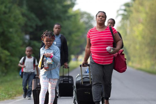 Hình ảnh dòng người tị nạn đổ sang Canada do lo ngại bị trục xuất khỏi Mỹ