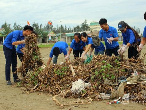 Hơn 500 người thu dọn rác trên bãi biển Diễn Thành
