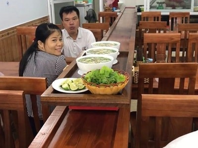 Ngỡ ngàng quán phở lạ nhất Việt Nam: Điều khiển từ xa, phở tự chạy ra mời khách